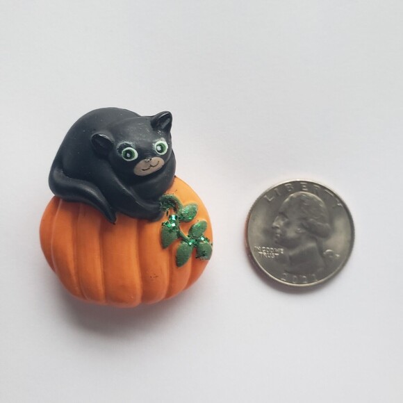 Vintage Halloween Pin Black Cat on Pumpkin Resin Safety Pin Back Costume Jewelry - Picture 7 of 7